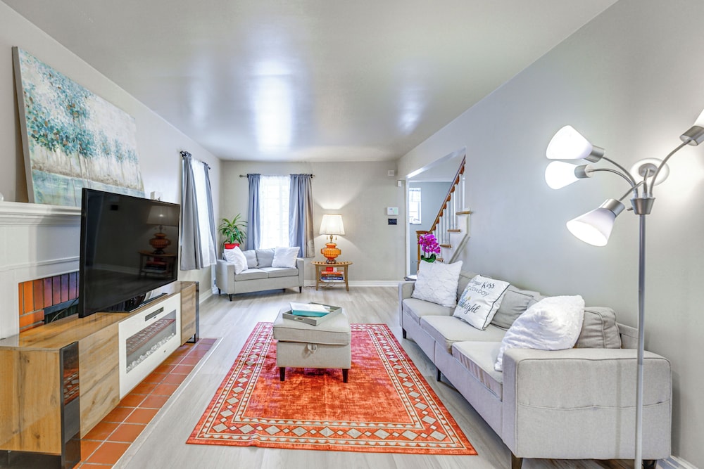 15 Mi to Dtwn Detroit: Cozy Family Home w/ Yard!