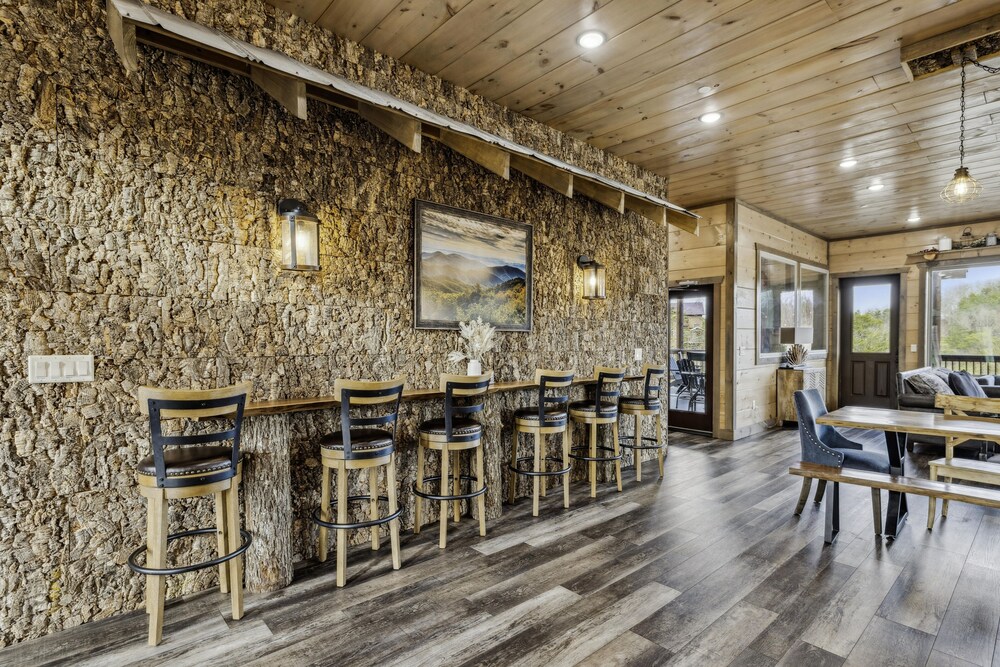 Grand Splash Lodge 6 Bedroom Cabin