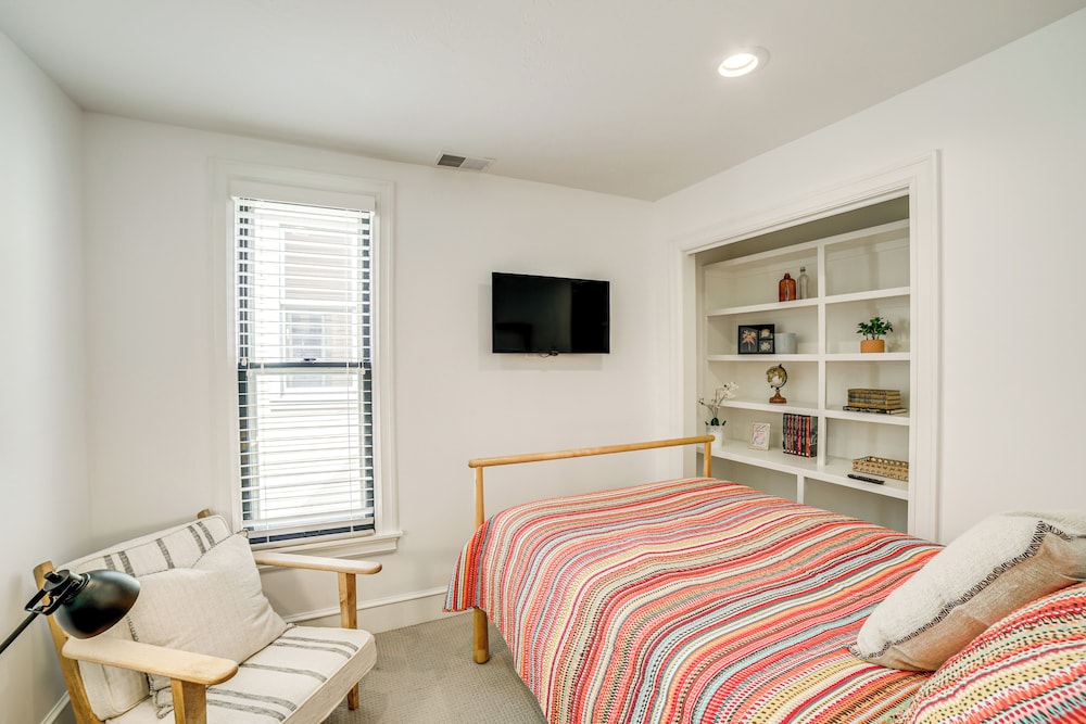 1 Mi to Dtwn Grand Rapids: Chic Condo w/ Balcony!