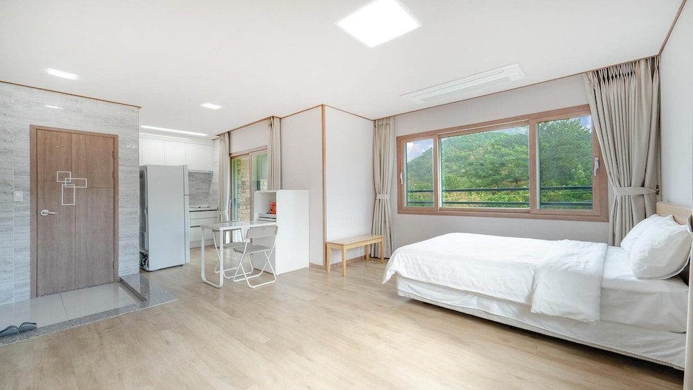 Jeju Gwaneumsa Ganeun gil Pension