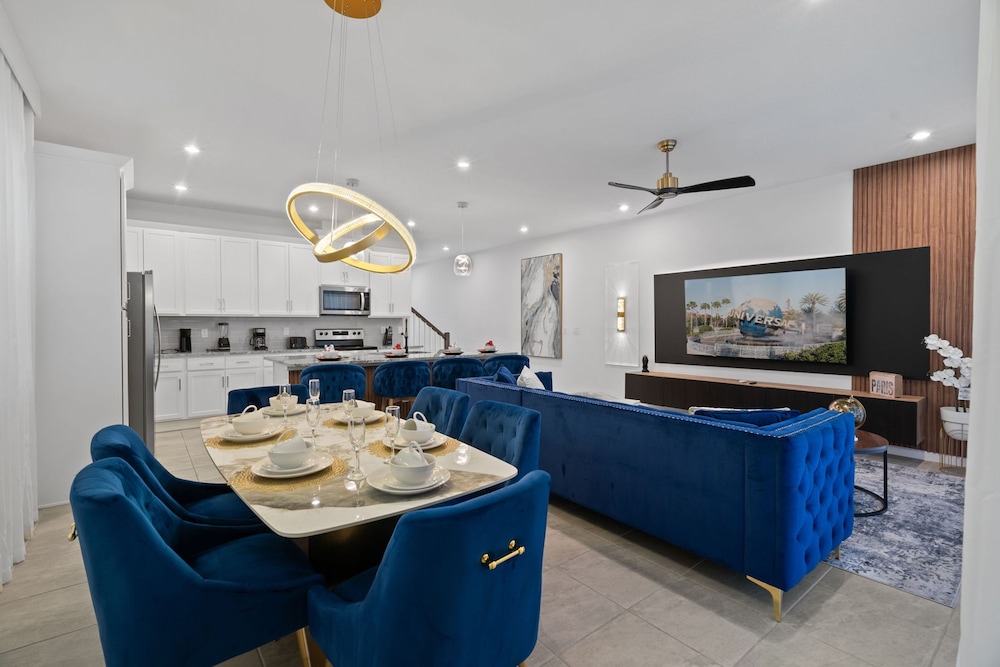Chic 6 Bedroom Solara Home Pool and Themed Rooms