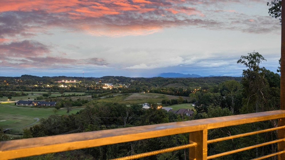 The Back Nine Retreat by Avantstay Private Golf Sim, Firepit & Mountain Views Near Dollywood
