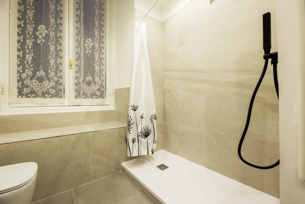 Airy 5BR Flat with Balcony - Old Town