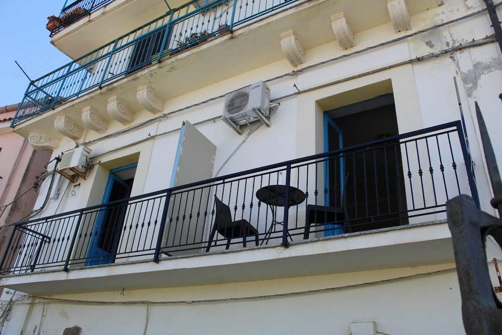 Sea Side Rooms en Scilla — balance & terrace