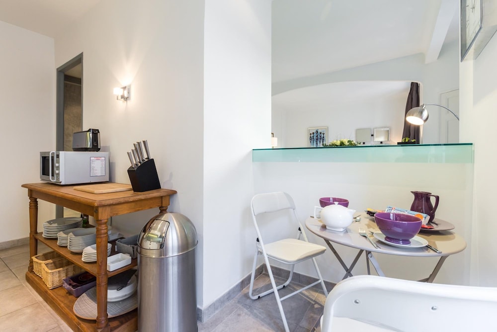 Centrally Located Modern 2 Bed Apartment in Cannes With Aircon and High Ceilings and Modern Design - 696