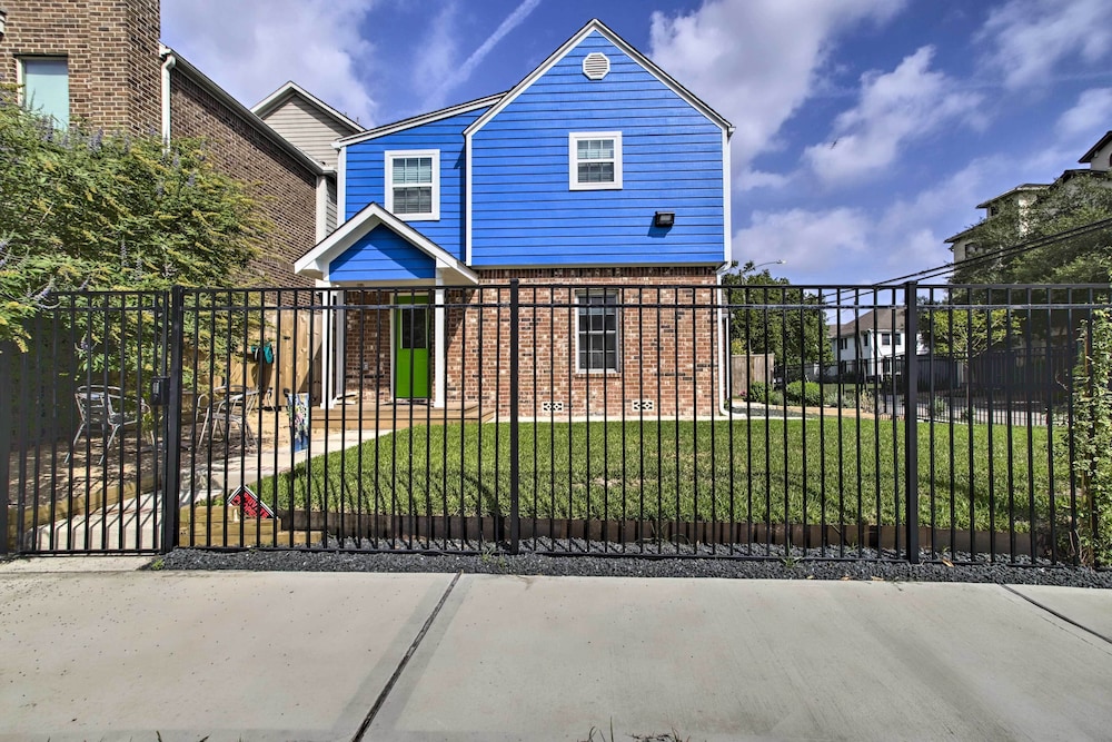 Houston Apt w/ EV Charging: 3 Mi to Downtown!