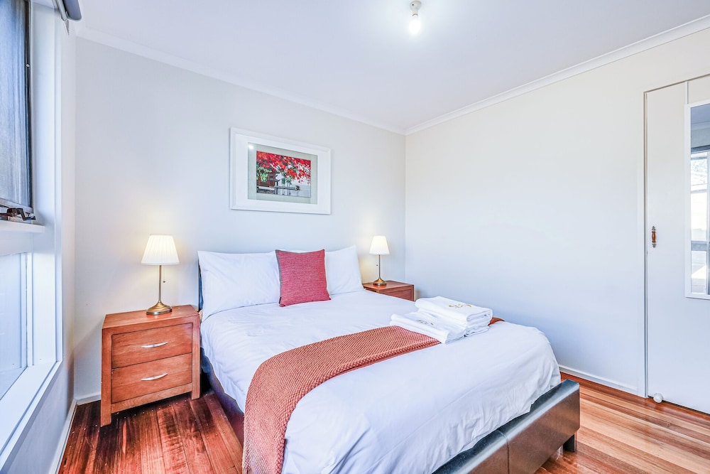 StayAU Newly Modern Comforts 3BRM Home Cranbourne