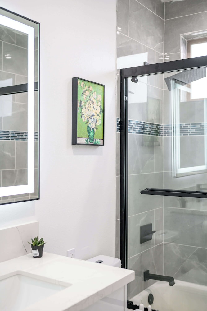 Not Affected by the Fire/modern Spacious Home With Parking & Fully Equipped Kitchen #3