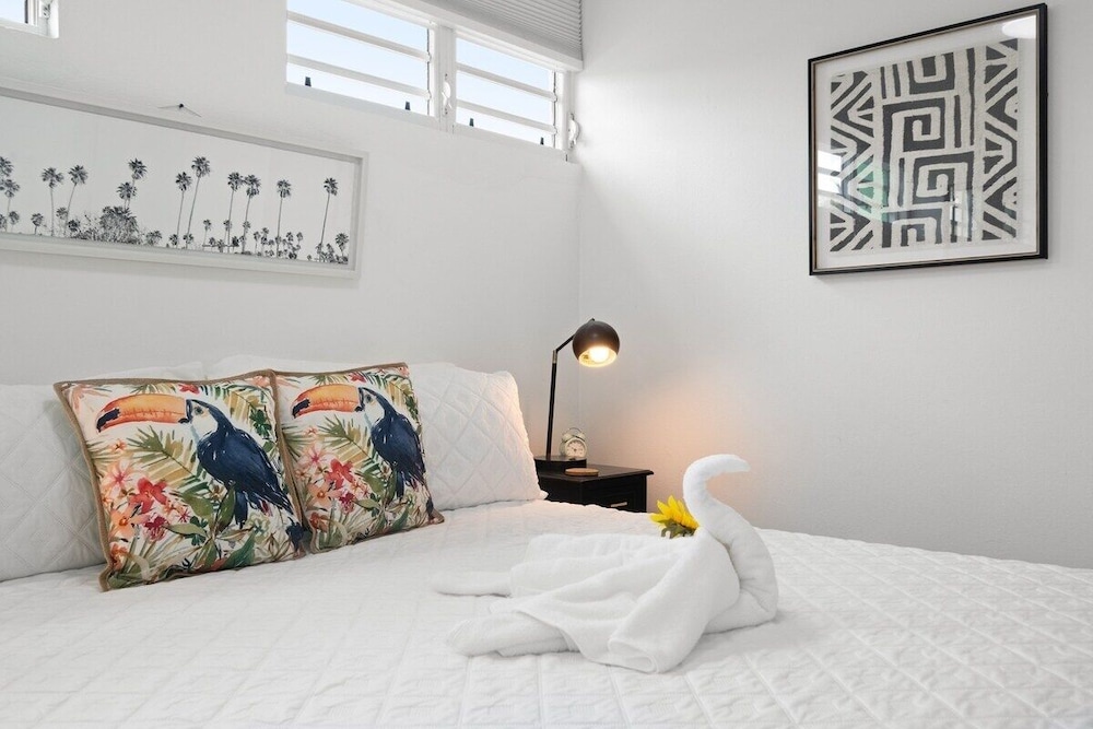 Walk to Beach or Swim in the Pool, 4 Bedrooms 4 Home by Redawning view 5