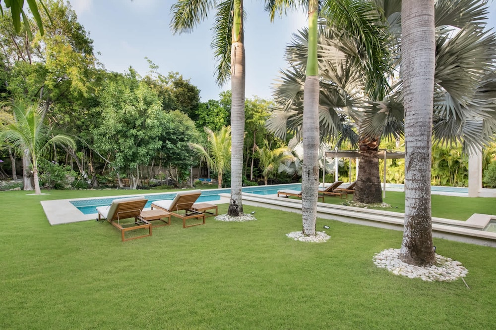 Modern Luxury 6 BR Tropical Retreat With Pool