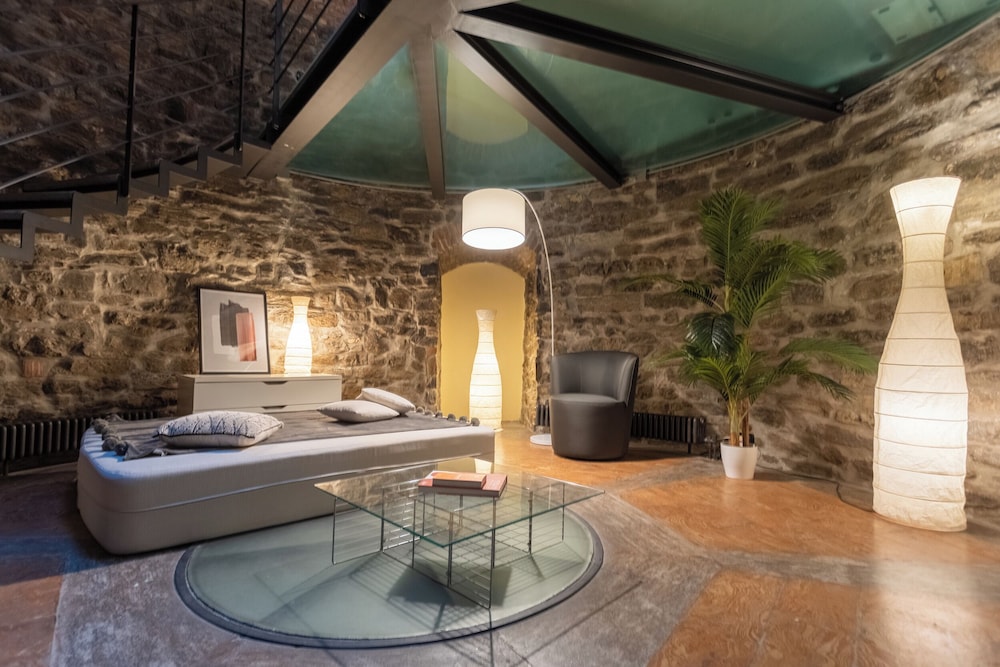 Ice Queen Chamber by Rent all Como