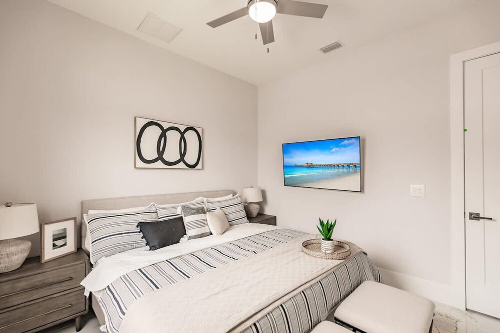 Luxurious Naples 4BR w Pool by Vanderbilt Beach