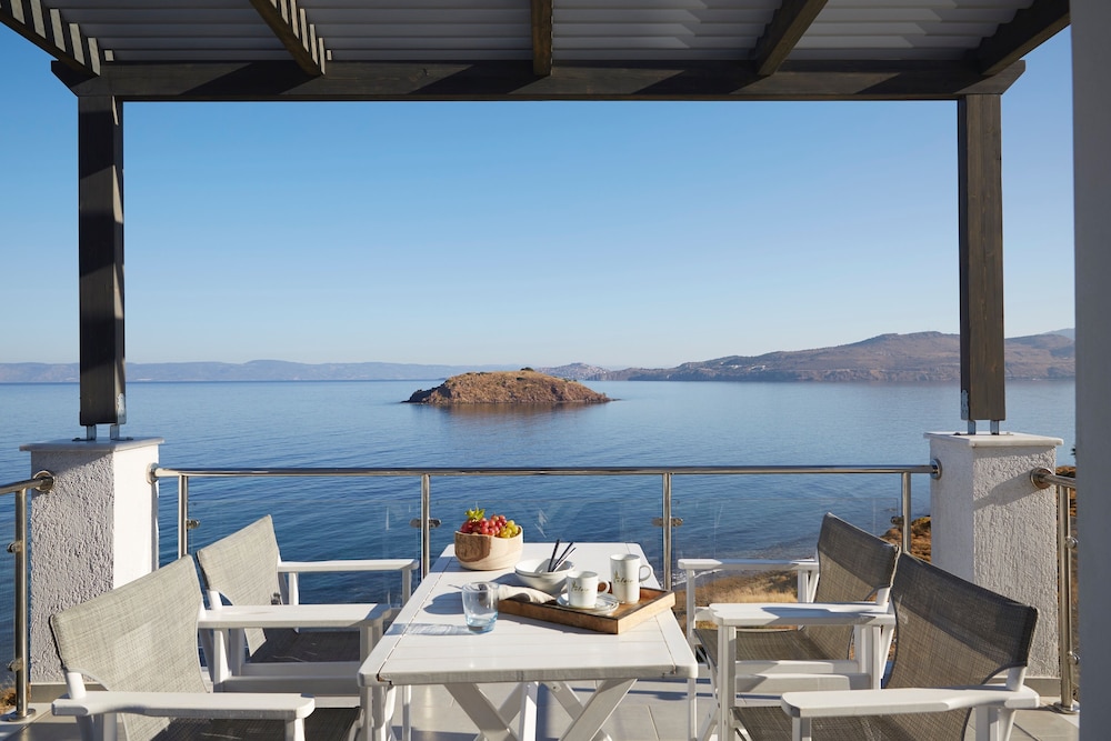 Eleia Seafront Rooms & Villas