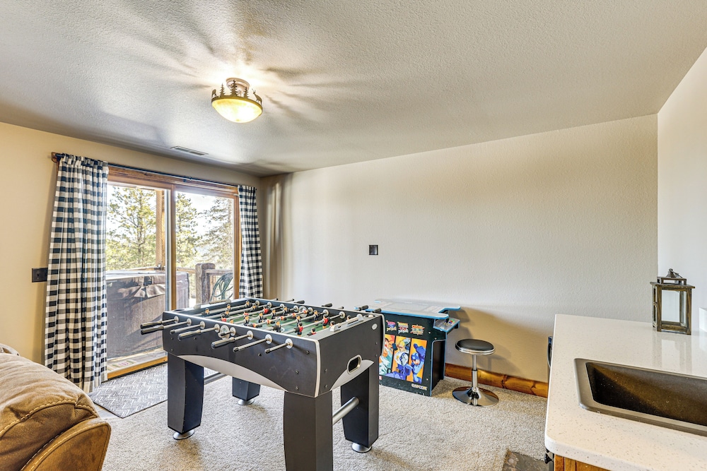 5 Mi to Terry Peak: Spacious Lead Cabin w/ Hot Tub