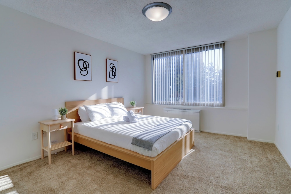 Spacious 2BR Apartment in Crystal City