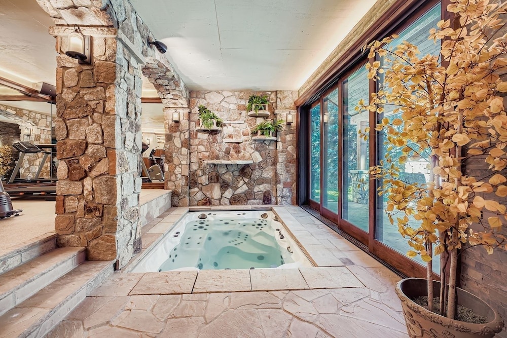Fairway Drive Retreat 6 Bedroom Home
