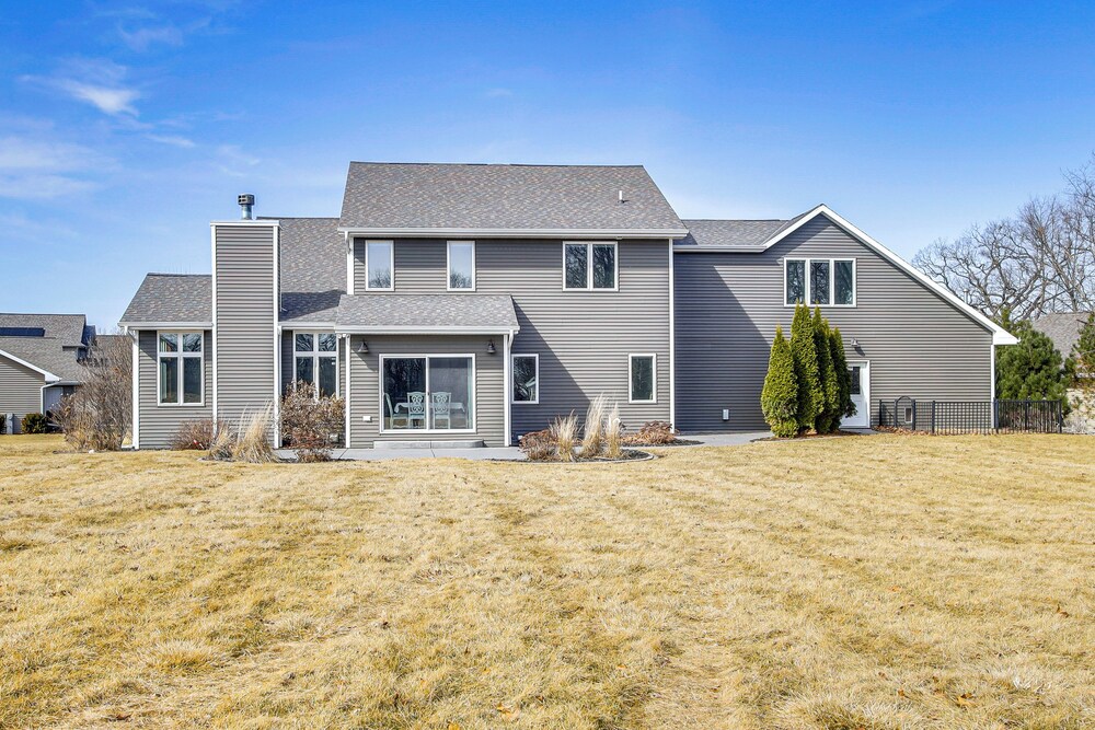 8 Mi to Lambeau Field: Family Home in De Pere!
