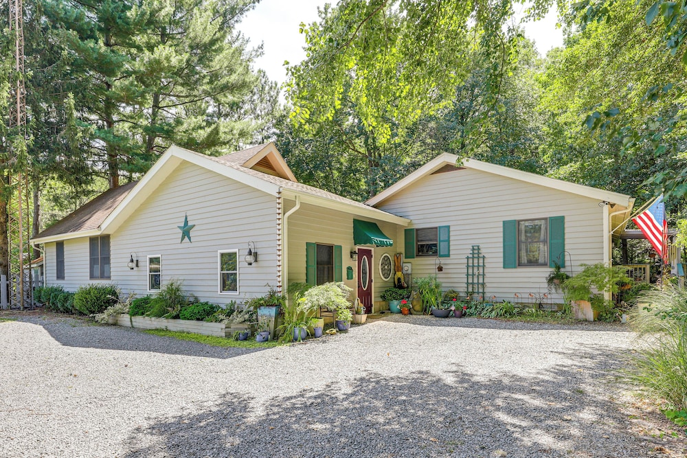 Unique & Artistic Retreat Near Rehoboth Beach!