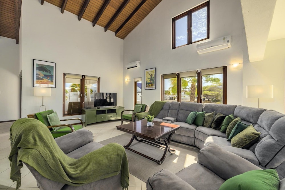 Villa Salina - 5BR w Pool Jacuzzi Sauna
