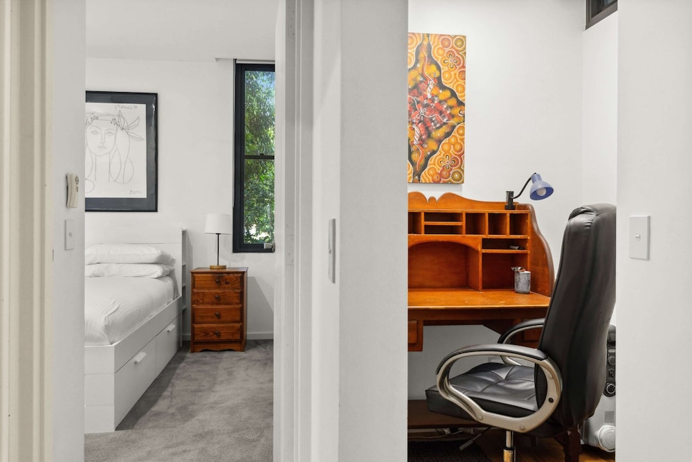 Spacious 2-bed Retreat With BBQ & Courtyard