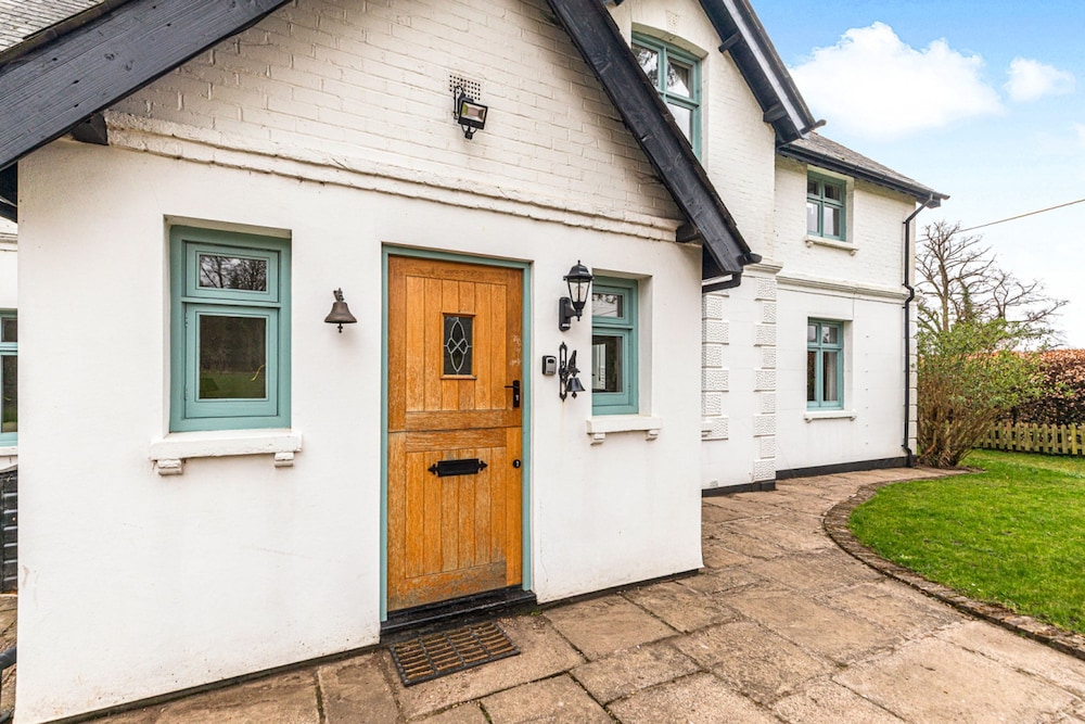 Benhams Country Cottage - From 250 Per Night