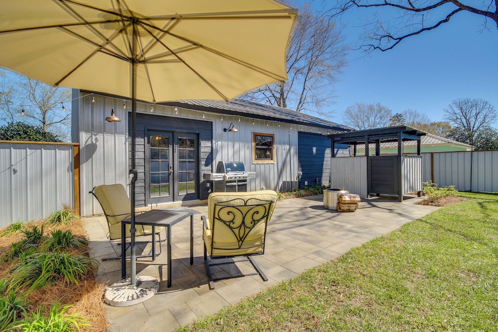 'all About the Buzz' Cottage w/ Patio & Yard!