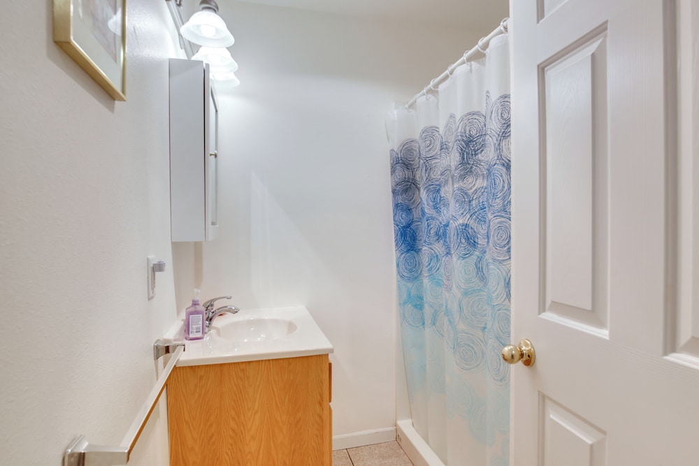 1 Block to Twin Rocks Beach: Pet-friendly Cottage