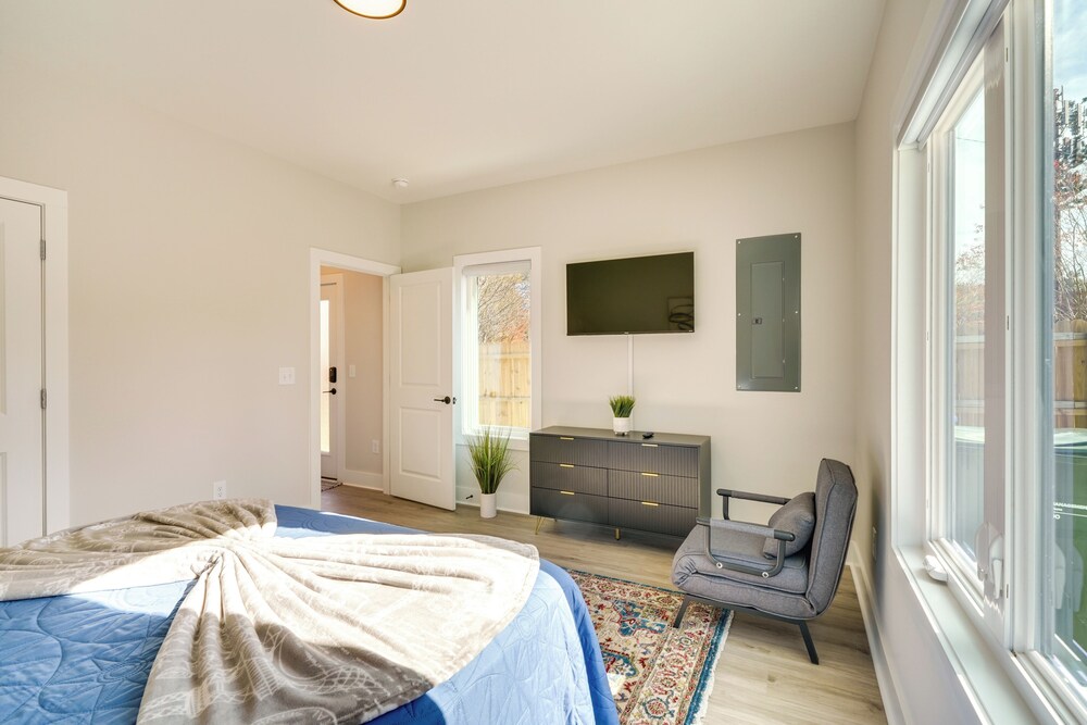2 Mi to Duke & 3 Mi to Downtown: Durham Townhome