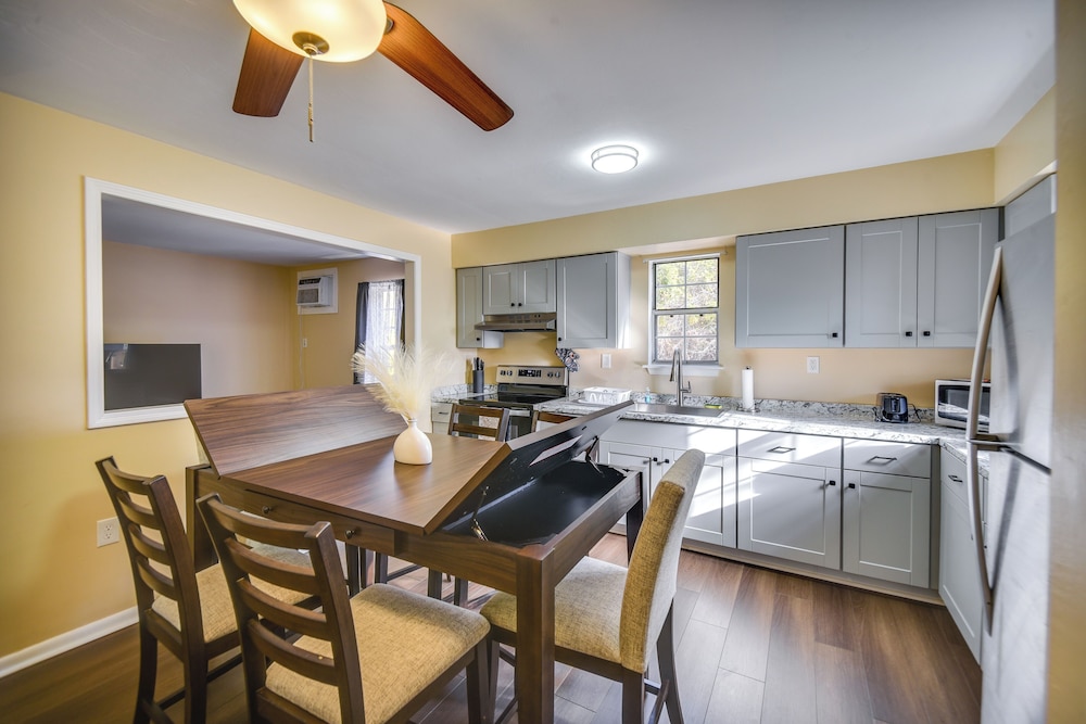 < 1 Mi to Beach! Quaint Norfolk Duplex w/ Yard