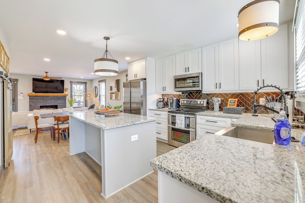 4 Mi to Liberty Bridge: Greenville Getaway w/ Deck