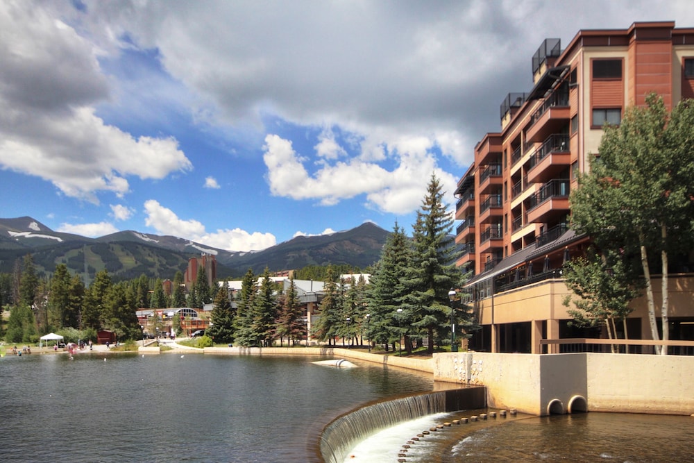 Perfectly Located 1br - Steps To Ski & Apres Fun - Sleeps 4 1 Bedroom Condo by RedAwning