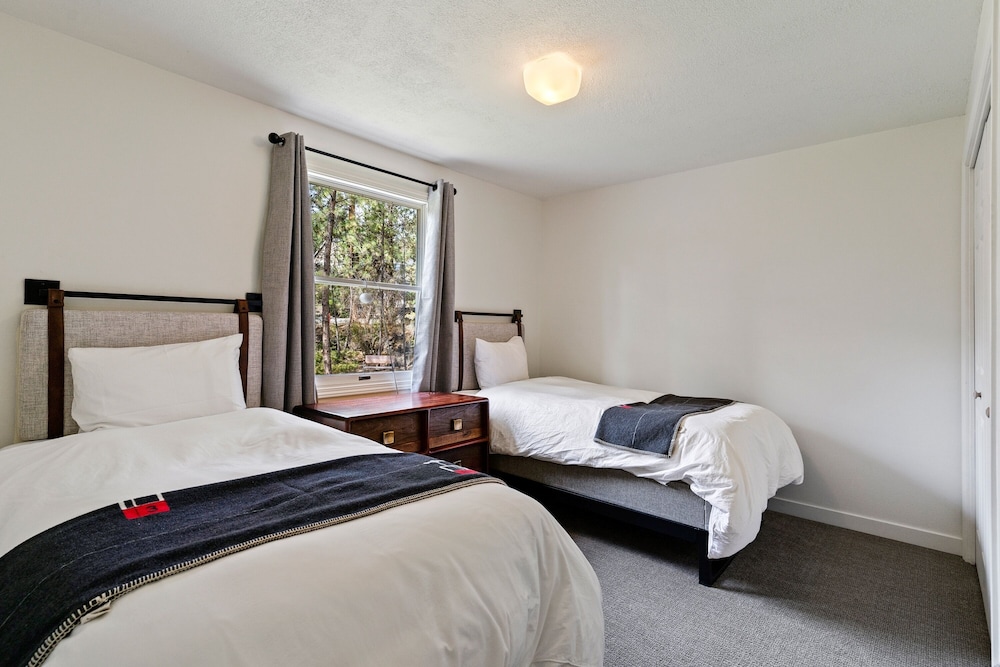 Serenity On 6th 30 Day Minimum 4 Bedroom Home by RedAwning