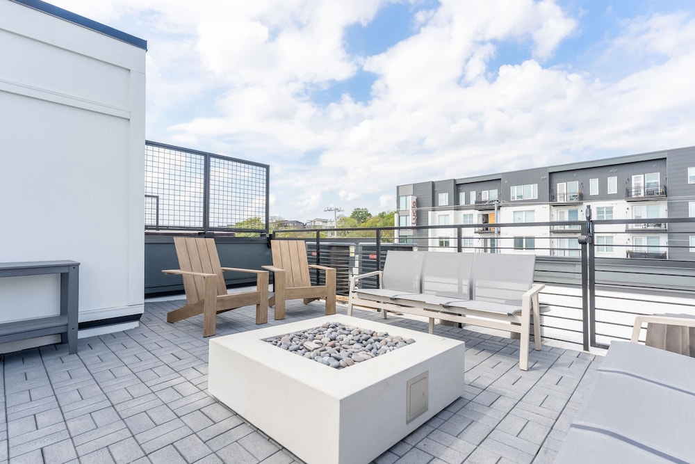 Luxe 4BR Retreat With Rooftop Fire Pit Garage