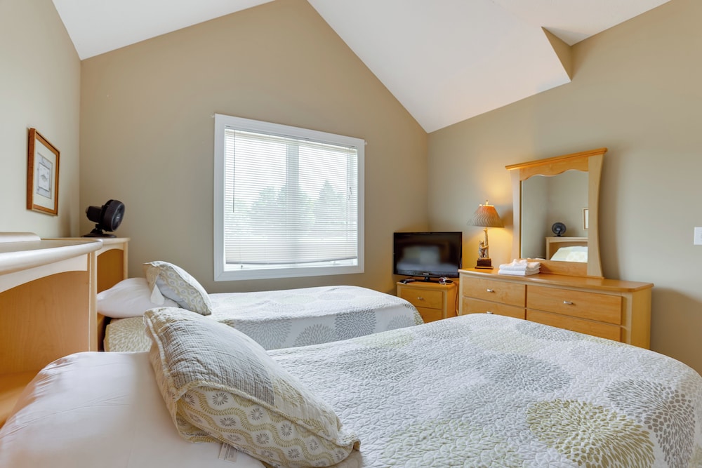 < Half-mi to Lake: Townhome w/ Hot Tub in Mchenry!