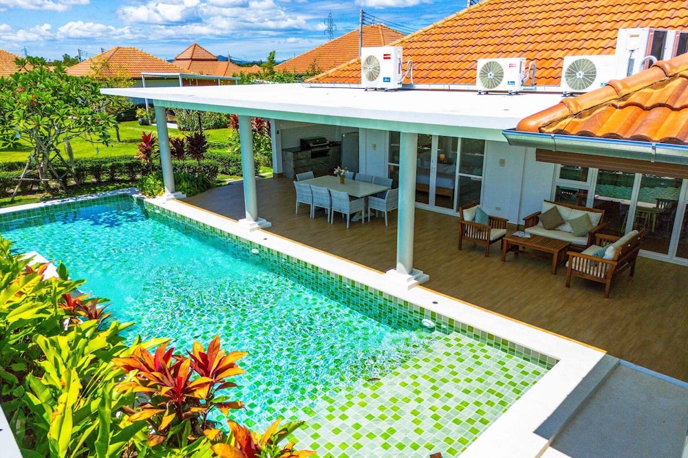 TropicalFamilyVilla w Pool&Garden ML103