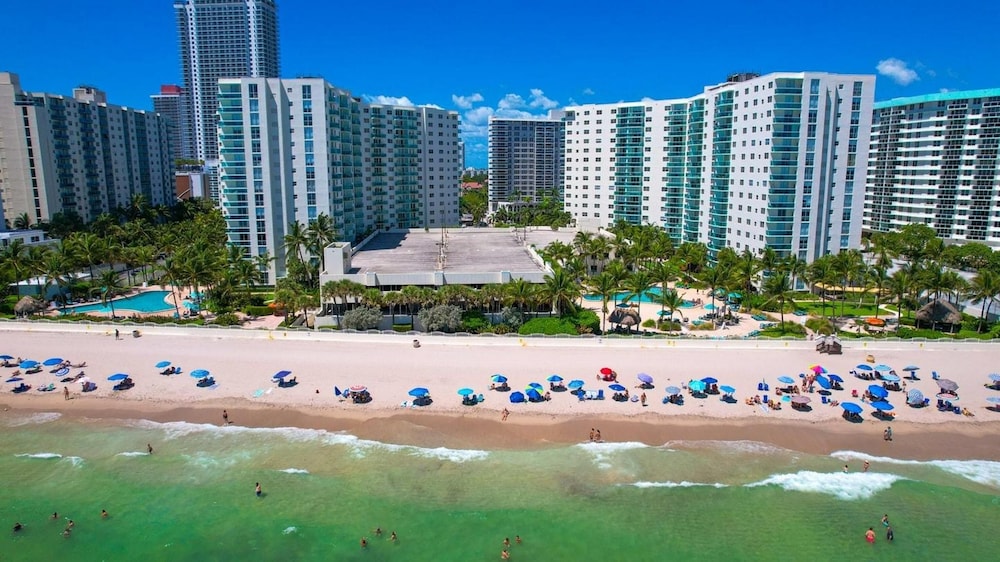 GLOBALSTAY Tides Hollywood Beach Retreat