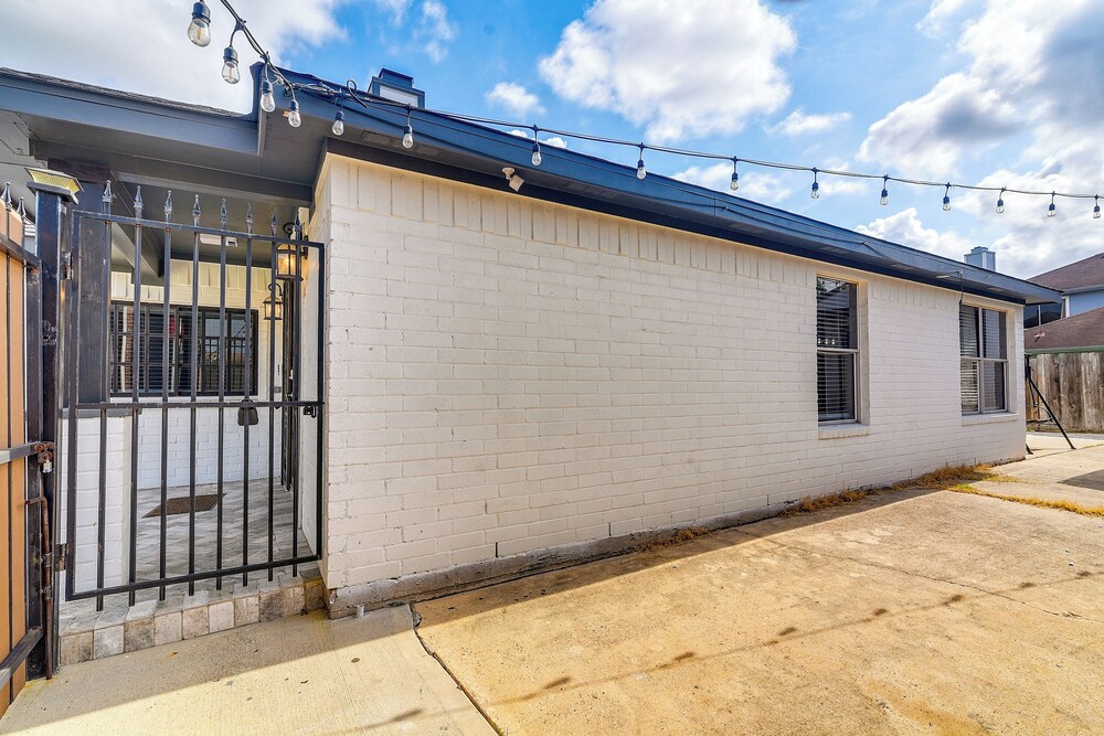 11 Mi to Dtwn: Family Home in Houston!