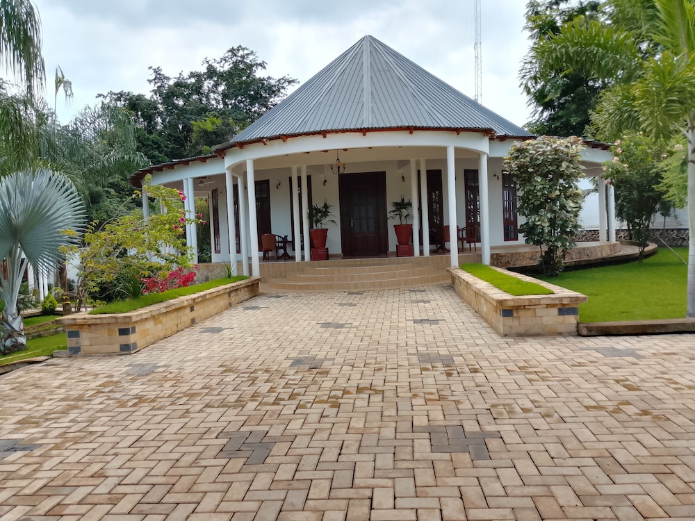 Hellen's Riverside Villas