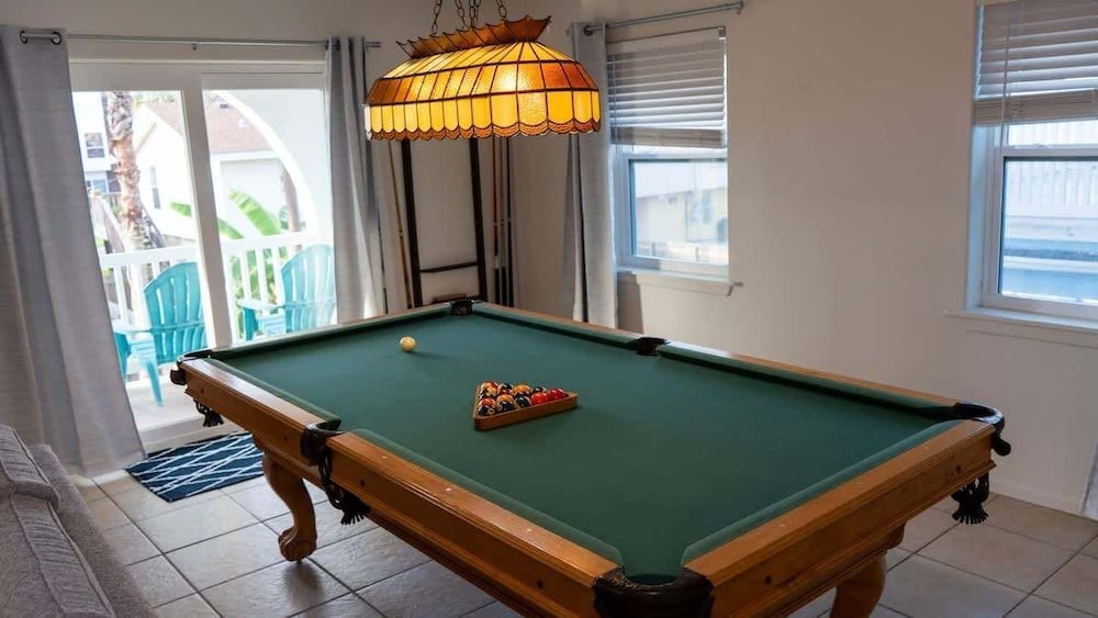 Fun Retro Island Vibe Sleeps 17 Beach 1 Block 4 Bedroom Home