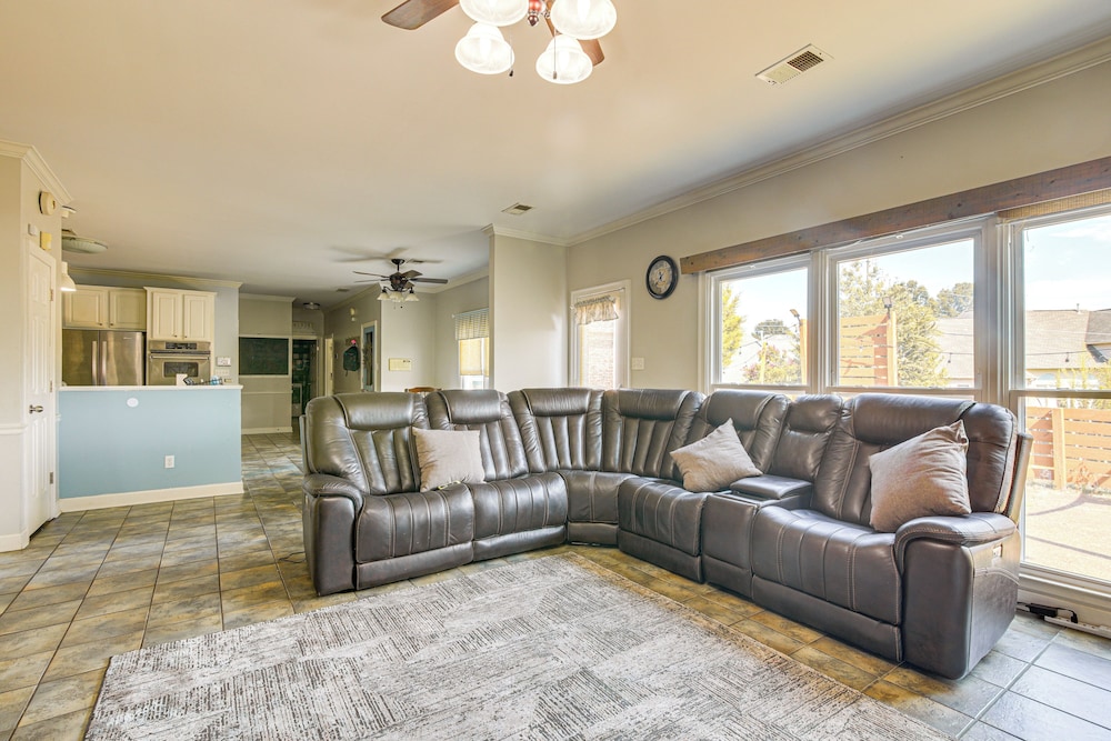 Residential Cul-de-sac: Suburban Memphis Hideaway!