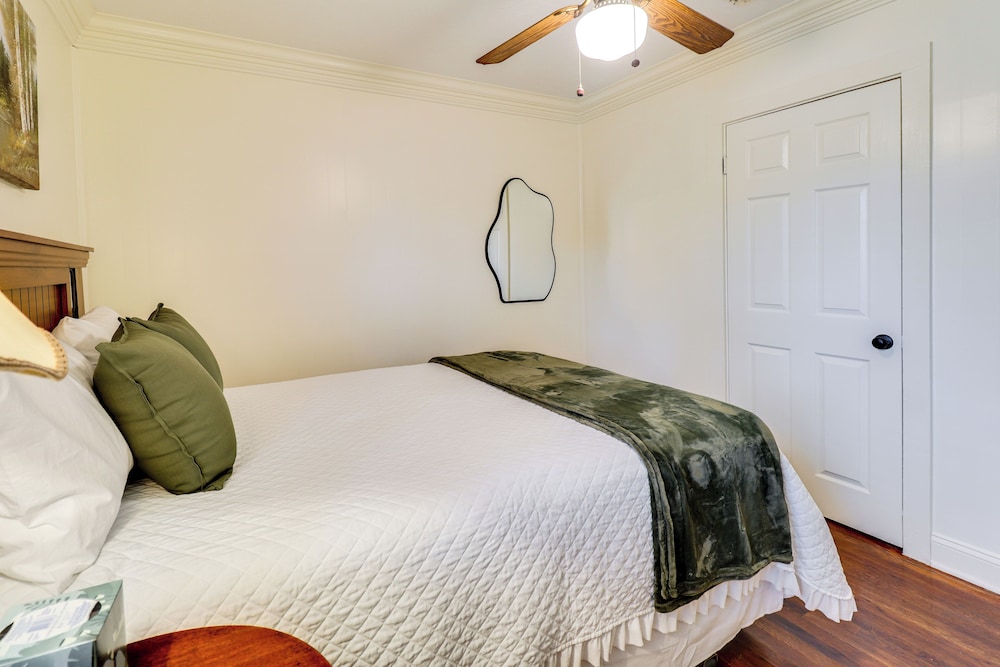 3 Mi to Mississippi Stadium: Cozy Jackson Getaway!