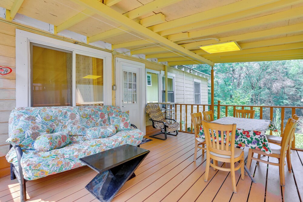 5 Mi to Swinging Bridge Reservoir: Cabin w/ Porch!