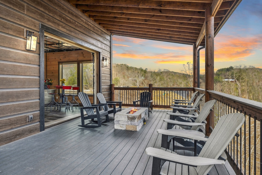 Grand Splash Lodge 6 Bedroom Cabin