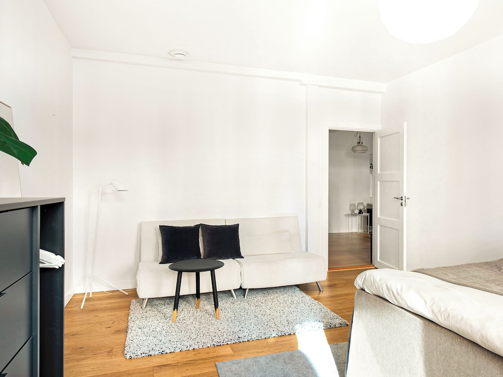 Sanders Leaves - Charming 3-bdr Apt With City View