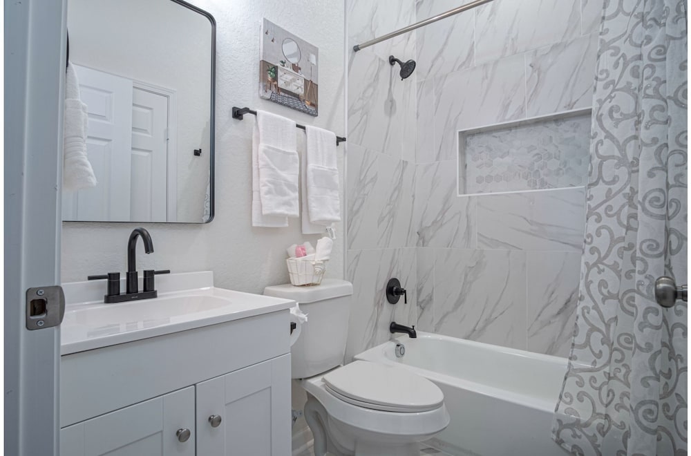 Generous 4BR 3BA Charmer Near Glorius Downtown