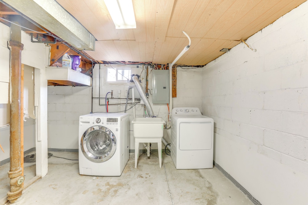 3 Mi to Dtwn: Home w/ Yard in Newark
