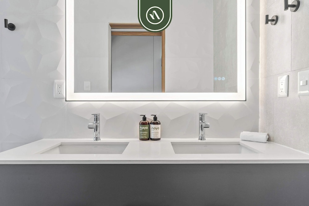 Restored Historic 2 BR Condo in Downtown - Pool