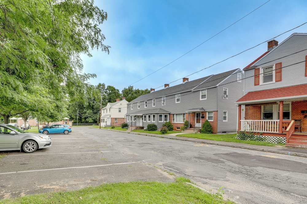 Easthampton Apartment Near Breweries & Rail Trail!