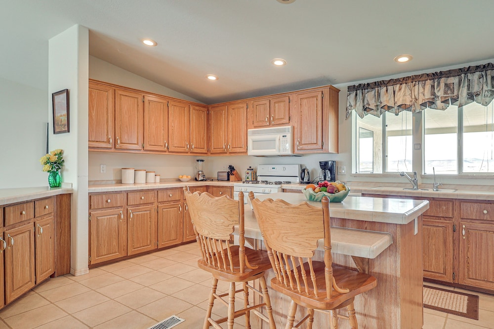 1 Mi to Lake: Home w/ Deck in Elephant Butte