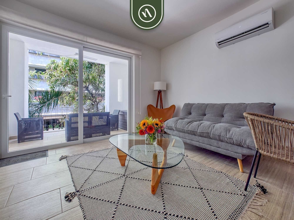 New 1 BR Condo - Oceanview Pool - 2 min to Beach